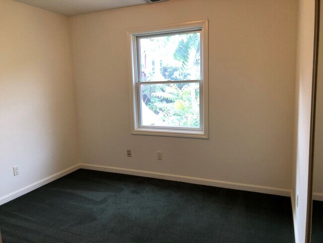 Building Photo - COMING SOON-Spacious 5bdr/3bath units available for a lease ending May 30. Building is located at...