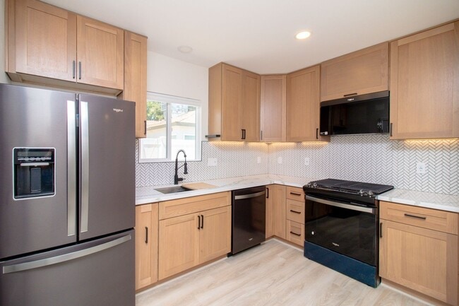 Building Photo - Beautifully New Built 2 Bed/1 Bath Home In...