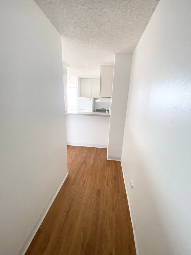 Building Photo - Pearlridge Square - Studio w/bathroom and ...