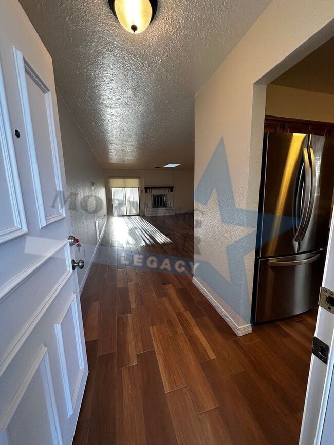 Building Photo - Large 2 bedroom with sunroom in immaculate condition.  Telshor neighborhood with garage!