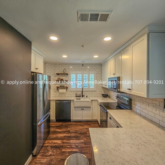 Building Photo - Exquisitely Updated Condo - Must See