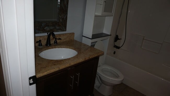 Building Photo - 4 bedroom in Crestwood-convenient location