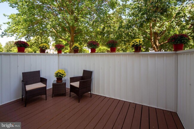 Building Photo - 12 Meadow Ln