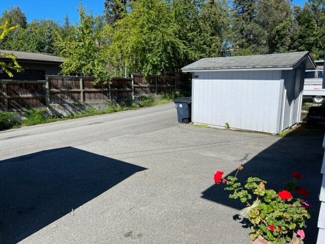 Building Photo - Downtown Furnished Two Bed Unit in Duplex-...