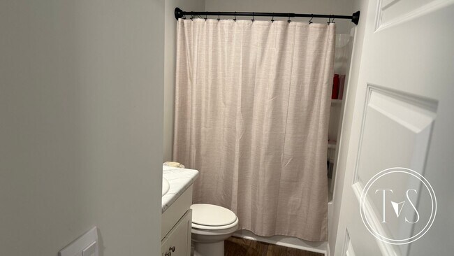Building Photo - RATE DROP ALERT! (was $2240/month)