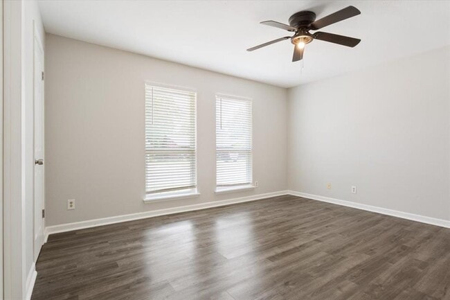 Building Photo - 10100 Woodglen Dr