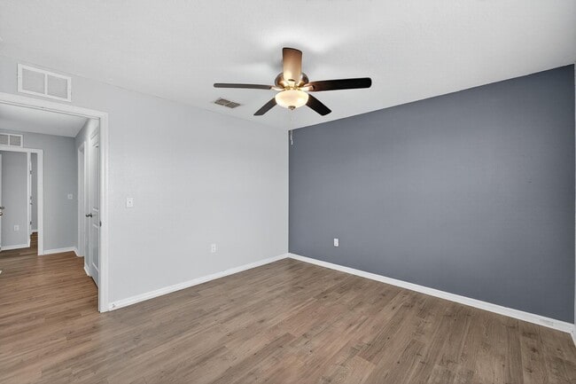 Building Photo - Stunning 5 bed/ 2 bath