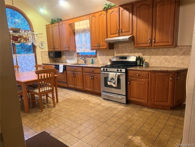 Building Photo - 454 Roy St