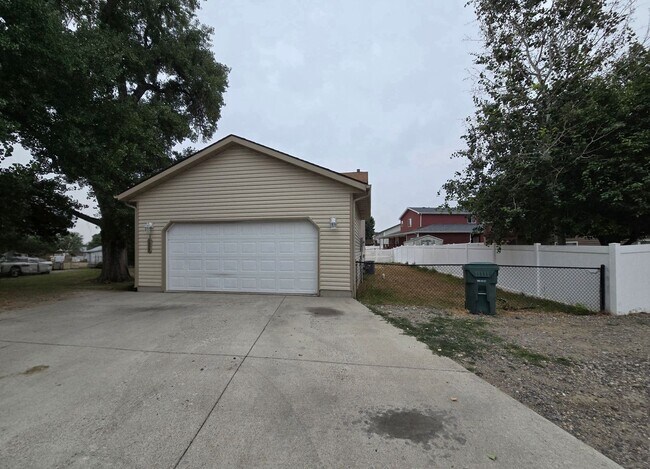 Building Photo - 1317 Mirror Lake Ln