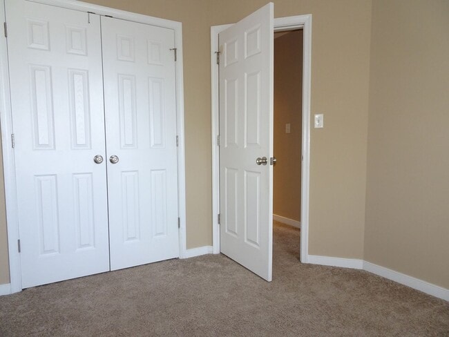 Building Photo - 4 Bedroom 3.5 Bath 3 Story Townhome for Re...