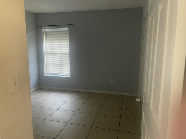 Building Photo - 2225 Laura Ln