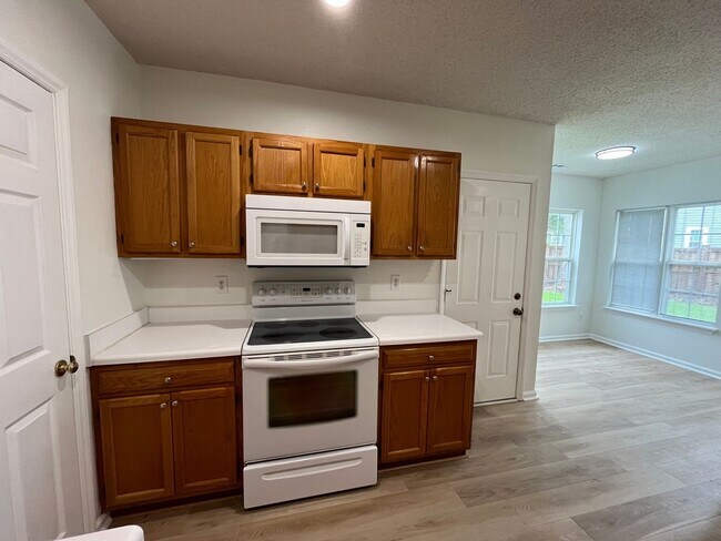 Building Photo - Discover this well-maintained 3-bedroom, 2-bath home in Carriage Hills