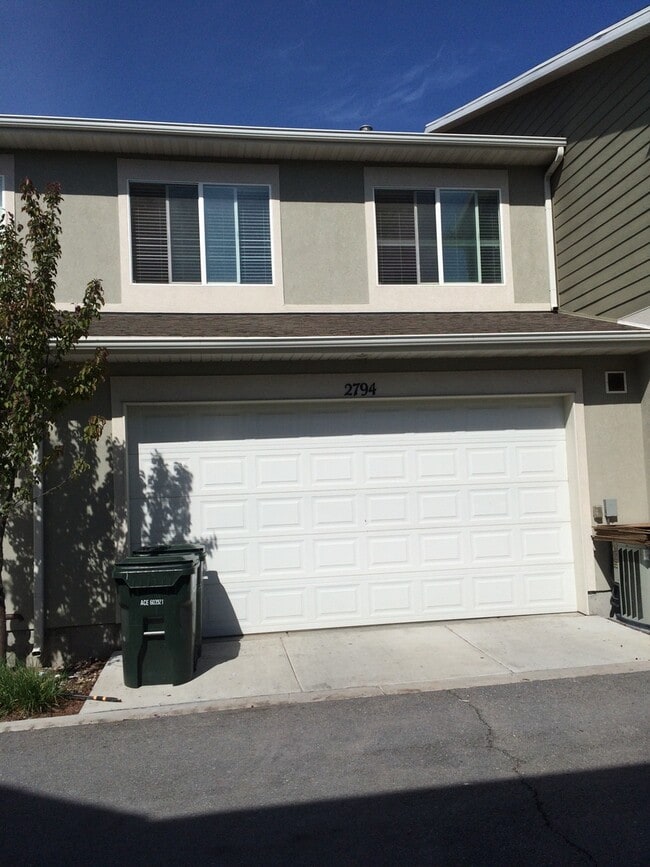 Building Photo - Luxury 3 Bedroom Townhome Available Now!!