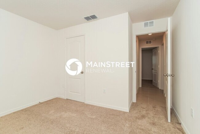 Building Photo - 4 Bedroom Pet-Friendly Home in Leesburg, FL with Main Street Renewal