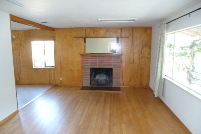 Building Photo - AVAILABLE AUGUST - Spacious Home Close to ...