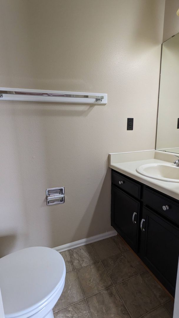 Building Photo - COZY TRI-LEVEL 3 BED/1.5 BATH WITH WOODBUR...