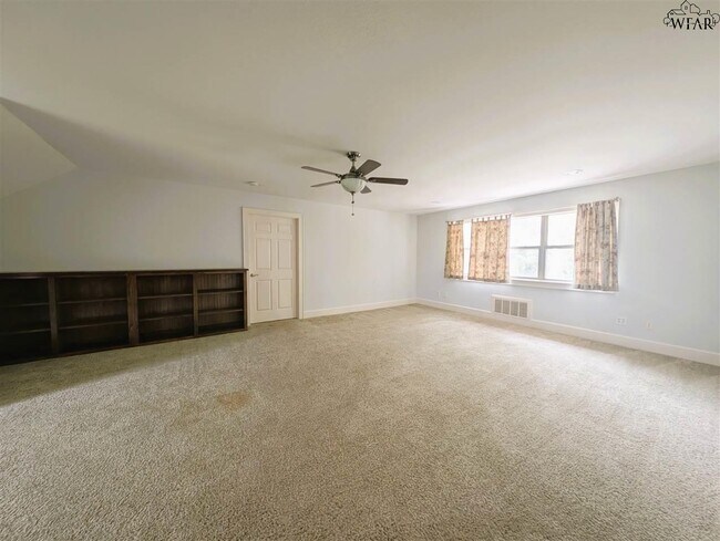 Building Photo - 609 Shoreline Dr
