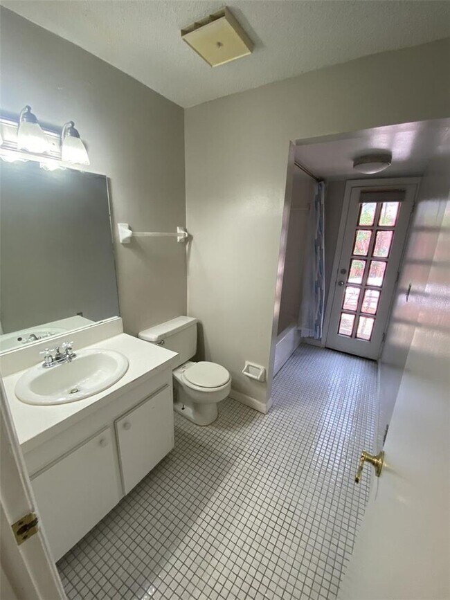 Building Photo - 2 bed 2 bath With Private Courtyard