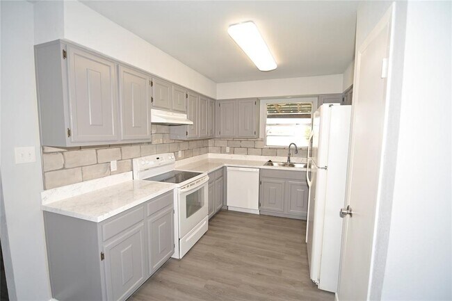 Building Photo - 112 Forestwood Dr