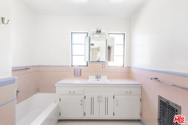 Building Photo - 1033 S Tremaine Ave