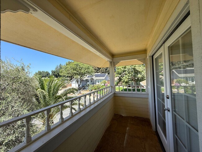 Building Photo - Stunning three-story home located in the c...