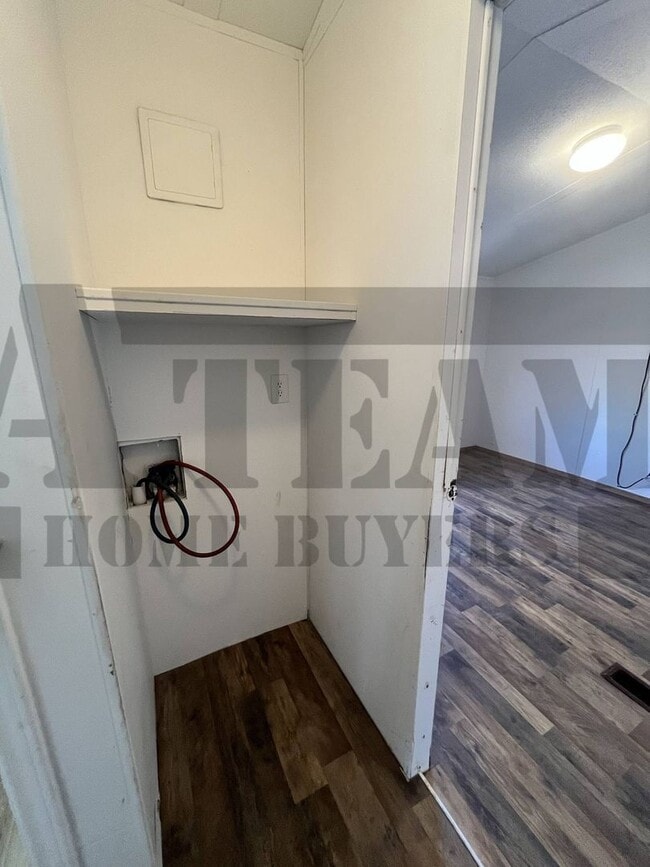 Building Photo - Cozy 2-bedroom, 1.5-bathroom home