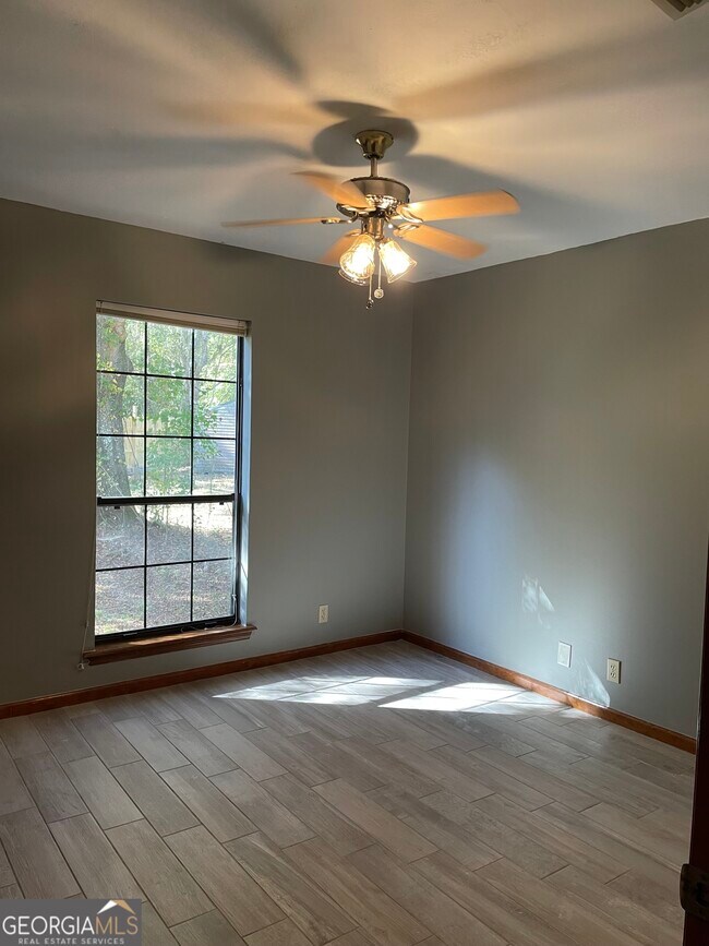 Building Photo - 211 N Woodvalley Dr