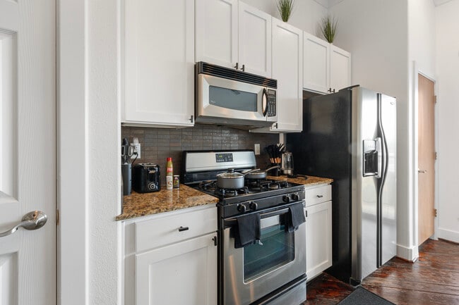 Full kitchen with salt, pepper, pots/pans, baking sheet, toaster, knives, cutlery, electric kettle - 3412 St Emanuel St