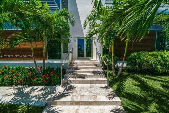 Building Photo - West 47th Street, Miami Beach, FL 33140 - 5 BR 5 BA single-family home