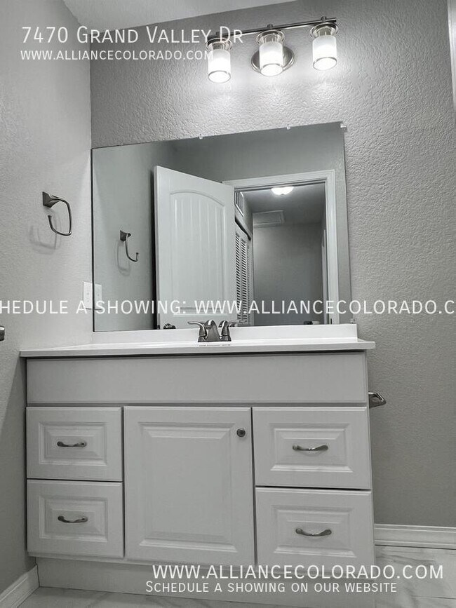 Building Photo - 7470 Grand Valley Dr