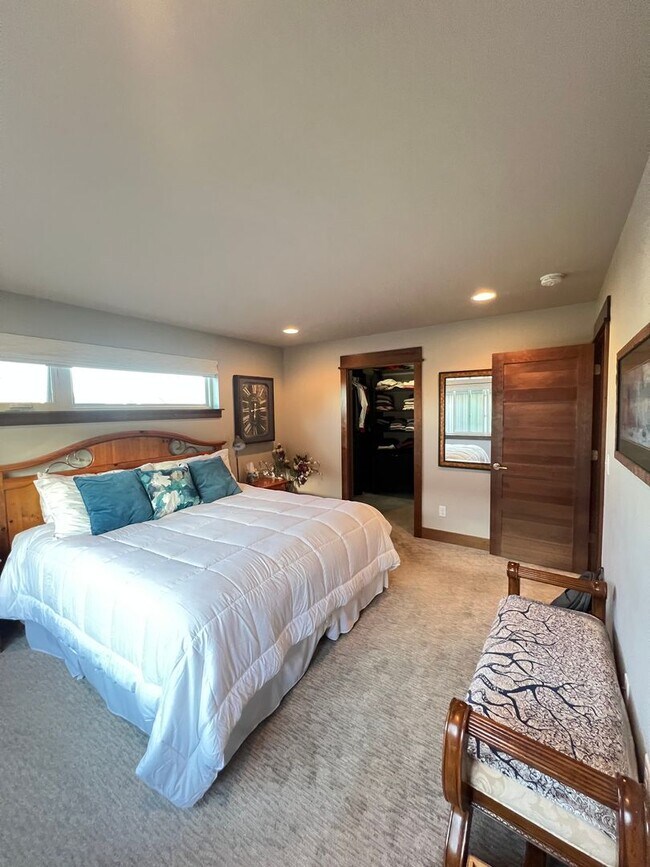 Building Photo - Stunning Fully Furnished Townhome with Lake Views