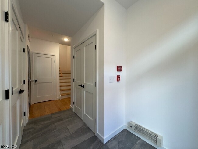 Building Photo - 52 James St