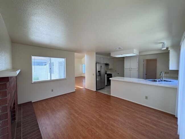 Building Photo - Spacious 3 Bedroom Home with High Ceilings...
