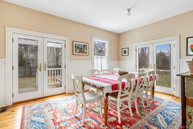 Building Photo - 150 King St