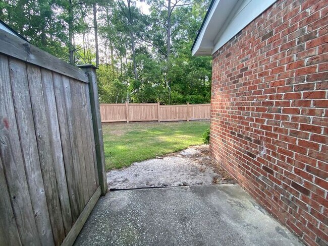 Building Photo - 3 miles to Wrightsville Beach! 1 Block fro...