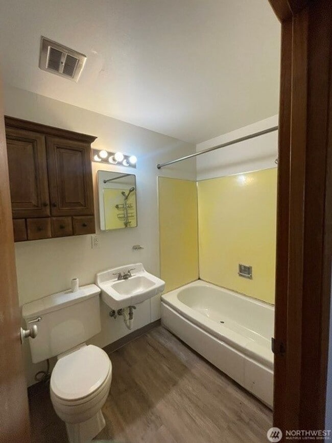 Building Photo - 511 Castle Dr