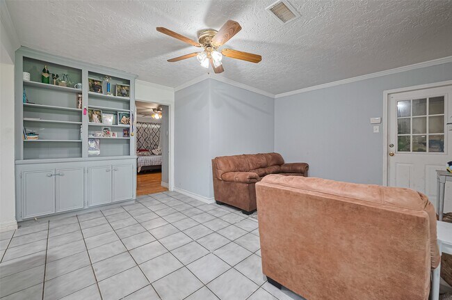 Building Photo - 13351 Oak Leaf Ln