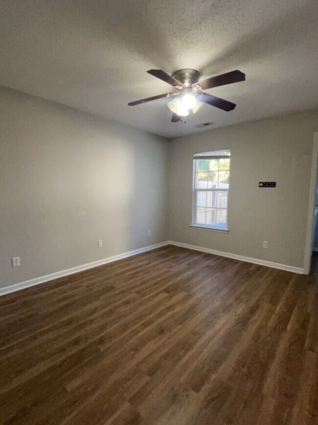 Building Photo - Two Bedroom Two Full Bathroom End Unit Townhome located in Indian Wells!