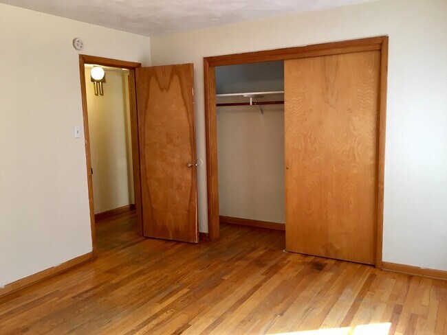 Building Photo - 2 Bedroom Apartment Right off East MU Campus