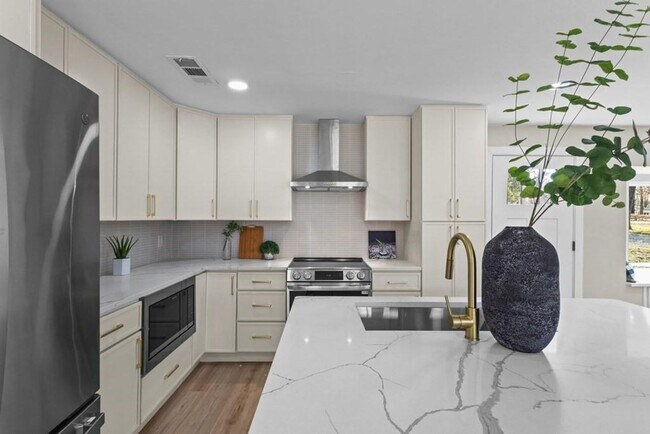 Building Photo - 2155 Hickory Trce