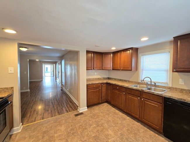 Building Photo - Charming 3 Bedrooms, 2 Full Bathroom Home!...