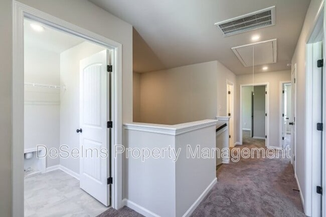 Building Photo - 1120 Chelsea's Wy