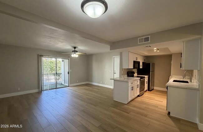 Building Photo - 740 W Elm St
