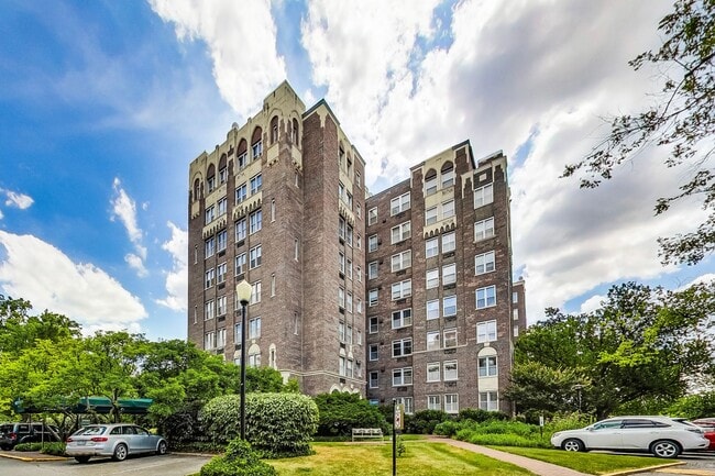 Building Photo - Elegant 2 Bedroom/ 2 Bath Unit in Westchester Cooperative!