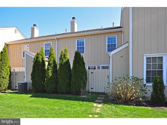 Building Photo - 8 Pond View Dr