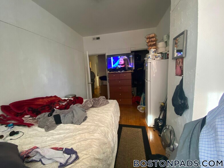 Primary Photo - 7 Linden St