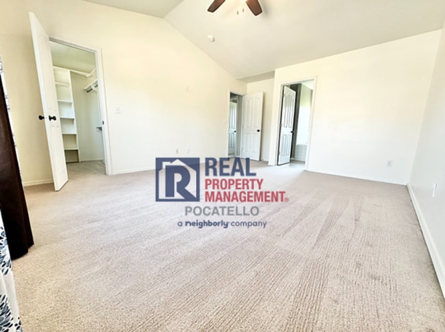 Building Photo - 5 Bedroom 3.5 Bath House - Pet Friendly