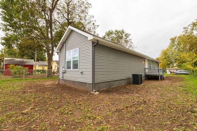 Building Photo - Charming 3-Bedroom Home with Spacious Yard in North Tulsa