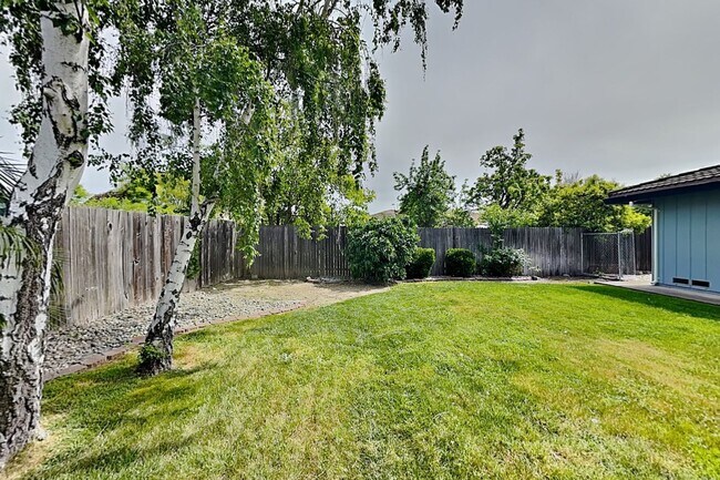 Building Photo - Halfplex with yard in South Land Park