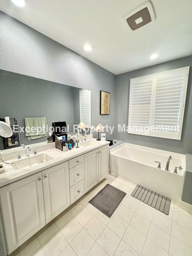 Building Photo - Ready to move in 3 bed 3 bath home!